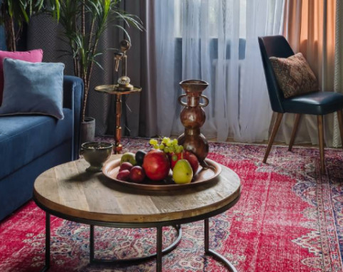 Интерьер, который удивляет: трехкомнатная квартира с яркими решениями и игровым комплексом для кошки