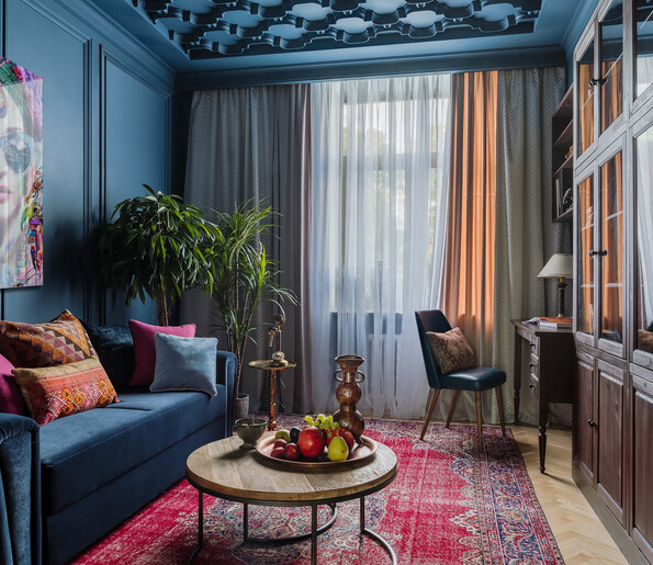 Интерьер, который удивляет: трехкомнатная квартира с яркими решениями и игровым комплексом для кошки