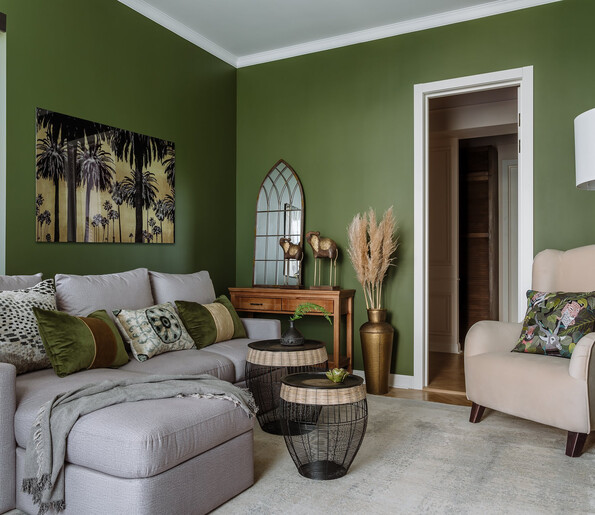 Интерьер, который удивляет: трехкомнатная квартира с яркими решениями и игровым комплексом для кошки