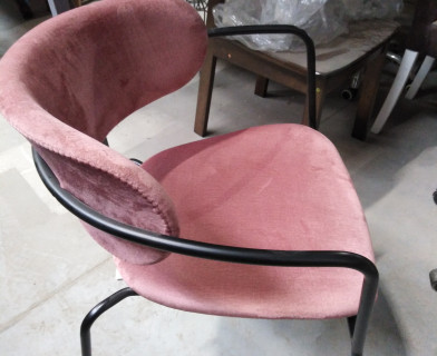 Кресло VAN HALLEN (mod. 2433S) ткань/металл, 54,5х53,5/76 см, высота до сиденья 46 см, коралловый/черный